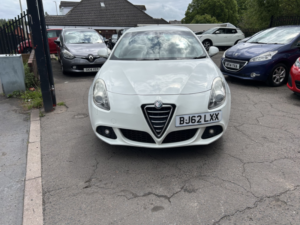 2012 Alfa Romeo Giulietta 1.6 Giulietta 1.6 Jtdm-2 105 Bhp Lusso in White — image 4