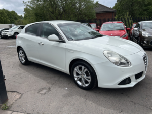 2012 Alfa Romeo Giulietta 1.6 Giulietta 1.6 Jtdm-2 105 Bhp Lusso in White — image 6