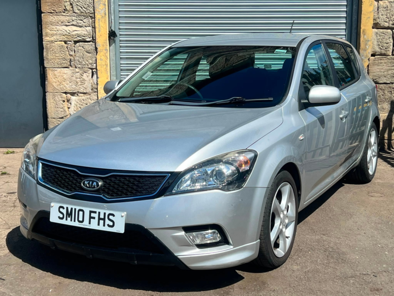 2010 Kia Ceed 1.6 Crdi 3 Hatchback 5dr Diesel Auto Euro 4 (113 Bhp) in Silver — image 1