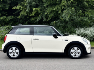 2020 MINI Hatch 1.5 3-Door Hatch Cooper Classic in White — image 2