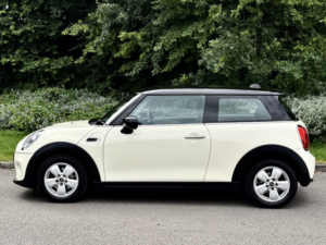 2020 MINI Hatch 1.5 3-Door Hatch Cooper Classic in White — image 4