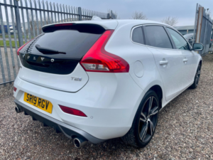 2019 Volvo V40 2.0 T2 R-Design Edition Euro 6 (s/s) 5dr in White — image 3