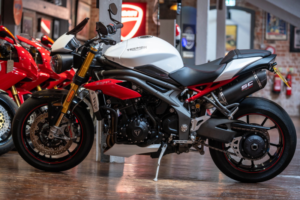 2016 Triumph Speed Triple 1050 *low Mileage - Stunning Example* in White — image 3