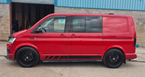 2018 Volkswagen Transporter 2.0 Tdi T30 Bluemotion Tech Edition Kombi DSG Fwd Swb Euro 6 (s/s) 5dr in Red — image 4