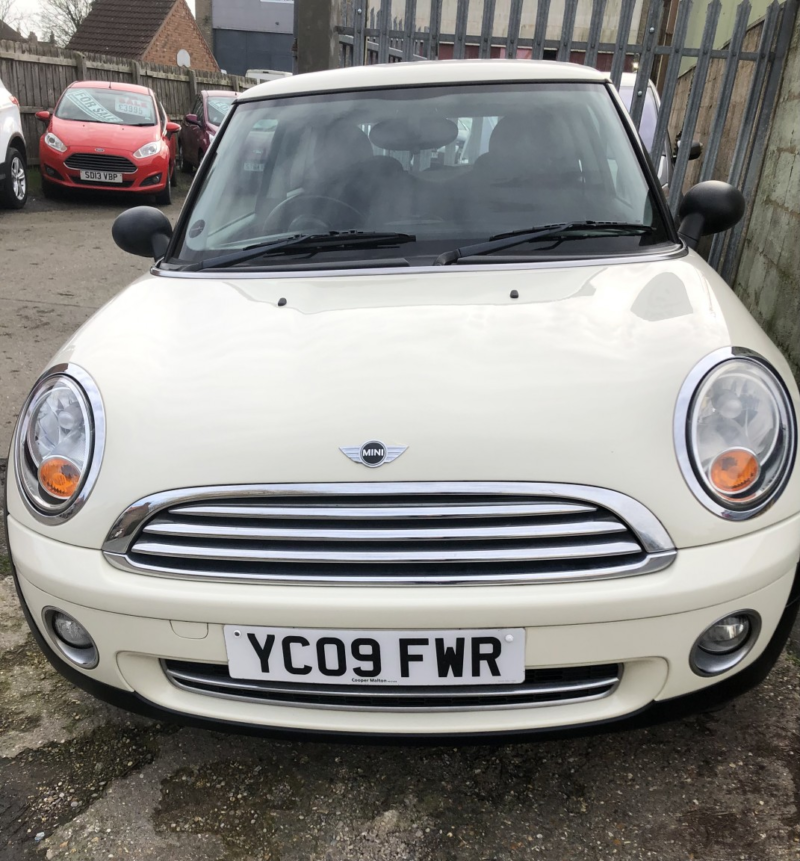 2009 MINI Hatch 1.4 One Hatch in White — image 1