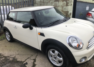 2009 MINI Hatch 1.4 One Hatch in White — image 2