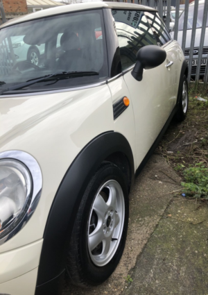 2009 MINI Hatch 1.4 One Hatch in White — image 3