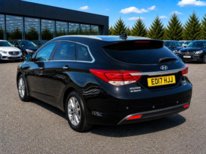 2017 Hyundai I40 1.7 Crdi Blue Drive Se Nav Tourer Euro 6 (s/s) 5dr in Black — image 4