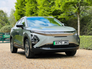 2025 Omoda E5 61.05kwh Noble Auto 5dr in Silver — image 2