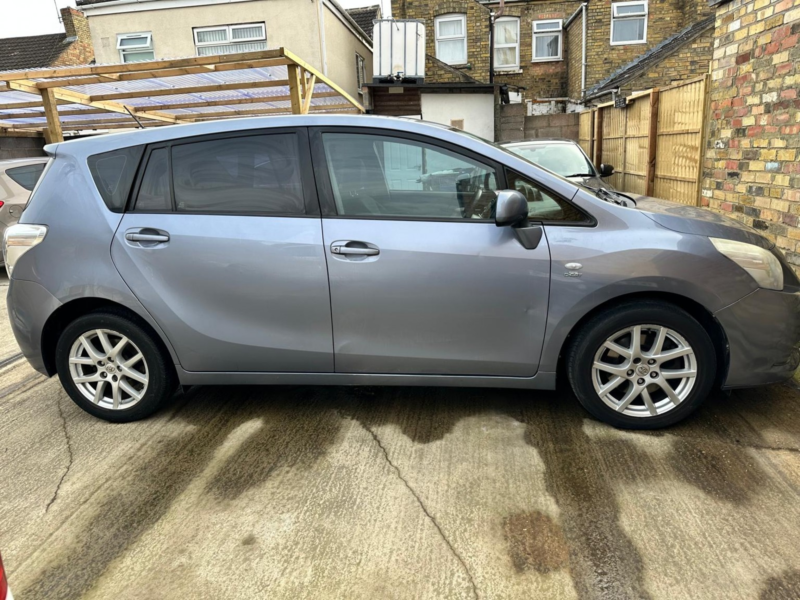 2010 Toyota Verso 2.2 D-Cat Tr in Blue — image 1
