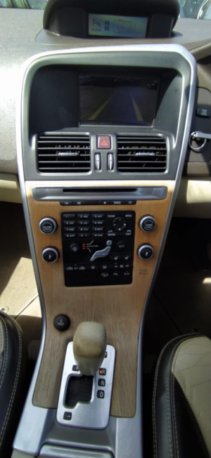 2010 Volvo Xc60 2.4 D5 Se Lux in Bronze — image 4