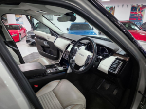 2017 Land Rover Discovery 3.0 Td V6 Hse Luxury Auto 4WD Euro 6 (s/s) 5dr in Gold — image 3