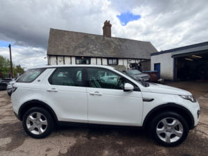 2017 Land Rover Discovery Sport Ed4 Se Tech in White — image 4
