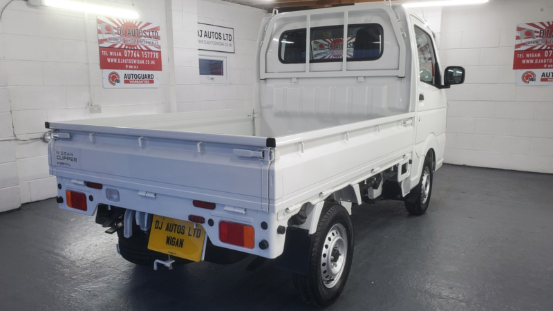 2024 Nissan Pickup Clipper Nt 100 -660 MINI Pick Up 4WD in White — image 1