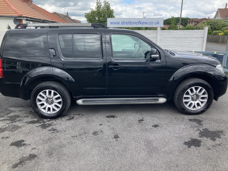 2012 Nissan Pathfinder 2.5 Dci Tekna in Black — image 1