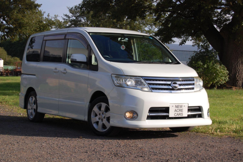 2010 Nissan Serena Highway S V Aero Selection in White — image 1