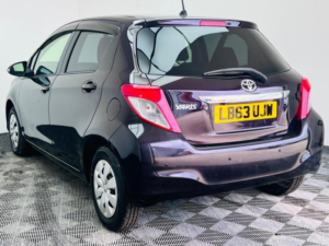 2013 Toyota Yaris 1.33 Dual Vvt-I Tr Multidrive S Euro 5 5dr in Purple — image 4