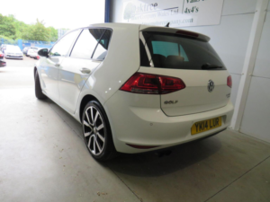 2014 Volkswagen Golf 2.0 Tdi Bluemotion Tech Gt Euro 5 (s/s) 5dr in White — image 4