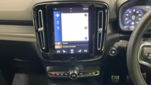 2019 Volvo Xc40 D3 R-Design in Black — image 3