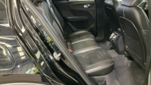 2019 Volvo Xc40 D3 R-Design in Black — image 4