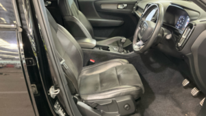 2019 Volvo Xc40 D3 R-Design in Black — image 5