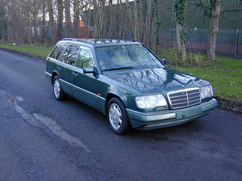 1992 Mercedes-Benz 320 Ref 8718 - Sale Agreed Awaiting Uk Registration - Mercedes Benz W124 320te Estate 7 Seater Autom in Green — image 1