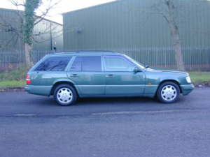 1992 Mercedes-Benz 320 Ref 8718 - Sale Agreed Awaiting Uk Registration - Mercedes Benz W124 320te Estate 7 Seater Autom in Green — image 2