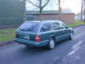 1992 Mercedes-Benz 320 Ref 8718 - Sale Agreed Awaiting Uk Registration - Mercedes Benz W124 320te Estate 7 Seater Autom in Green — image 3