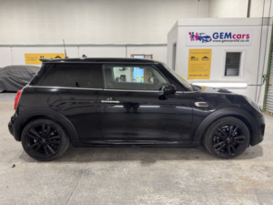 2017 MINI Hatch 1.5 Cooper 3-Door Hatch in Black — image 4