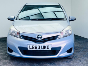 2013 Toyota Yaris 1.33 Dual Vvt-I Tr Multidrive S Euro 5 5dr in Purple — image 2