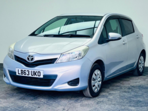 2013 Toyota Yaris 1.33 Dual Vvt-I Tr Multidrive S Euro 5 5dr in Purple — image 3