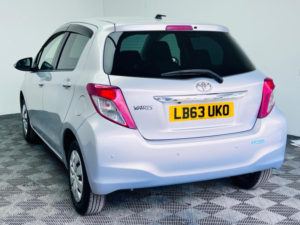 2013 Toyota Yaris 1.33 Dual Vvt-I Tr Multidrive S Euro 5 5dr in Purple — image 4