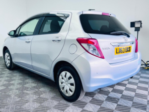 2013 Toyota Yaris 1.33 Dual Vvt-I Tr Multidrive S Euro 5 5dr in Purple — image 5
