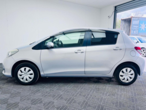 2013 Toyota Yaris 1.33 Dual Vvt-I Tr Multidrive S Euro 5 5dr in Purple — image 6