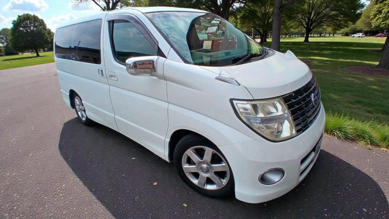 2005 Nissan Elgrand in White — image 1