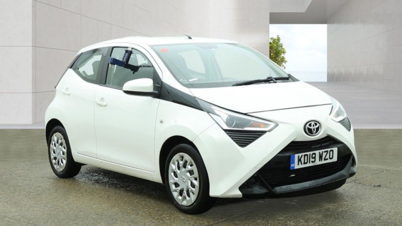 2019 Toyota Aygo 1.0 Vvt-I X-Play Hatchback 5dr Petrol X-Shift Euro 6 (71 Ps) in White — image 1