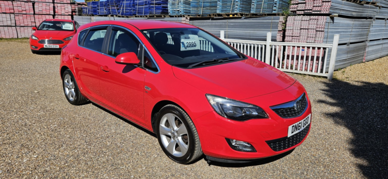 2011 Vauxhall Astra 1.6 16v Sri in Red — image 1