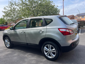 2013 Nissan Qashqai 1.6 Acenta 2WD Euro 5 (s/s) 5dr in Silver — image 5