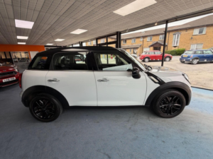 2015 MINI Countryman 1.6 Cooper Auto Euro 6 5dr in White — image 2