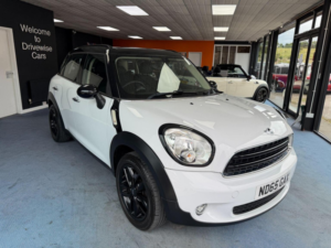 2015 MINI Countryman 1.6 Cooper Auto Euro 6 5dr in White — image 3
