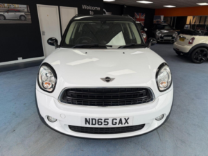 2015 MINI Countryman 1.6 Cooper Auto Euro 6 5dr in White — image 4