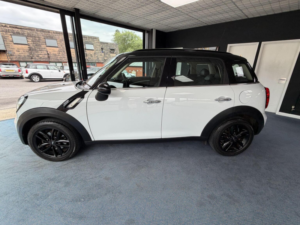 2015 MINI Countryman 1.6 Cooper Auto Euro 6 5dr in White — image 6