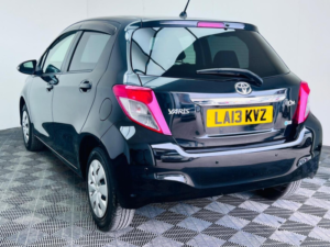 2013 Toyota Yaris 1.33 Dual Vvt-I Tr Multidrive S Euro 5 5dr in Black — image 4
