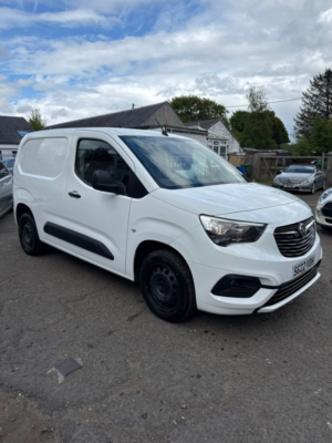 2022 Vauxhall Combo 1.5 Turbo D 2300 Sportive in White — image 2