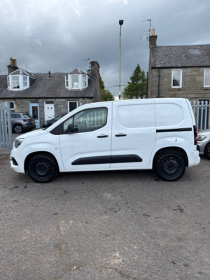 2022 Vauxhall Combo 1.5 Turbo D 2300 Sportive in White — image 5