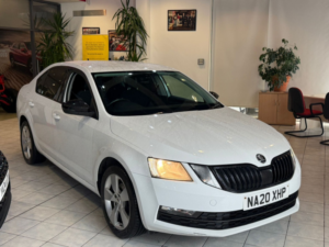 2020 Skoda Octavia 1.5 Tsi Act Se Drive in White — image 2