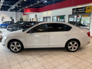2020 Skoda Octavia 1.5 Tsi Act Se Drive in White — image 5