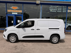 2022 Vauxhall Combo 1.5 Turbo D 2300 Sportive Panel Van 6dr Diesel Manual L2 H1 Euro 6 100 Ps in White — image 3