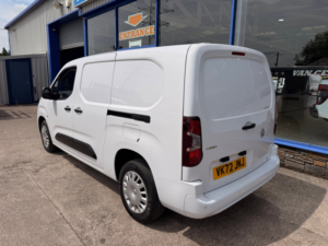 2022 Vauxhall Combo 1.5 Turbo D 2300 Sportive Panel Van 6dr Diesel Manual L2 H1 Euro 6 100 Ps in White — image 4
