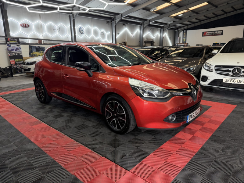 2013 Renault Clio 0.9 Tce Dynamique Medianav in Red — image 1